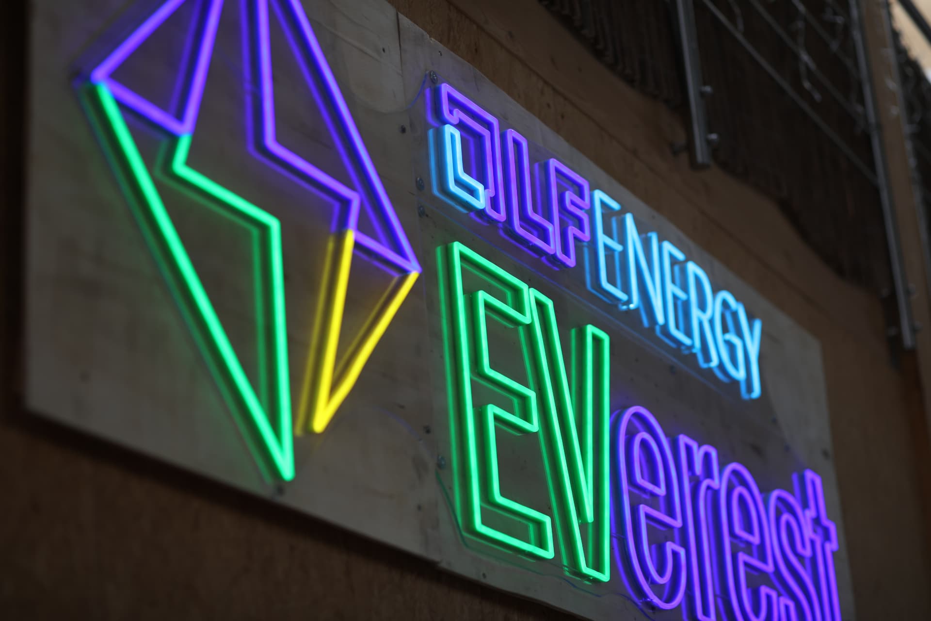 The LF Energy EVerest neon sign in the Pionix hall